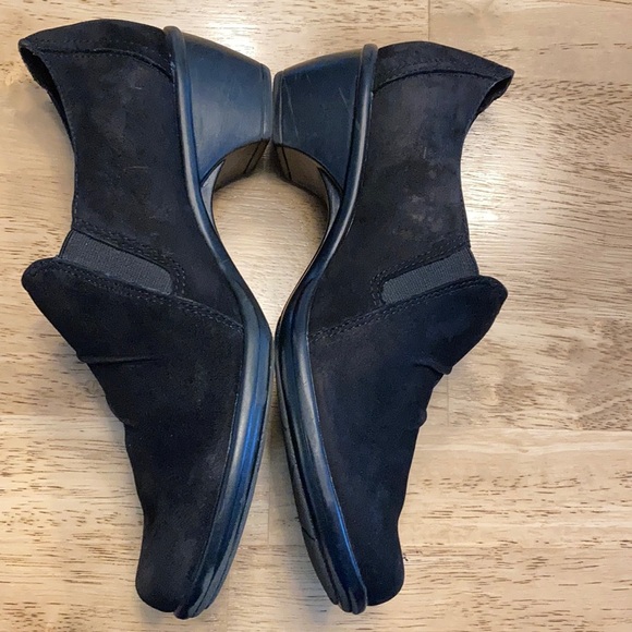 Clarks slip on black suede shoes - Picture 4 of 10